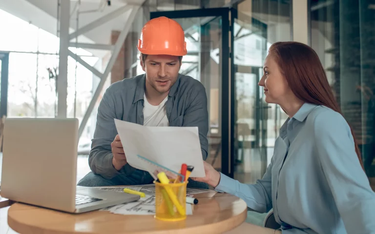 Wykonawca omawia zakres robót z inwestorem