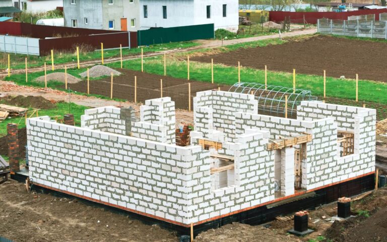 Budowa na działce sąsiedniej jako źródło konfliktu